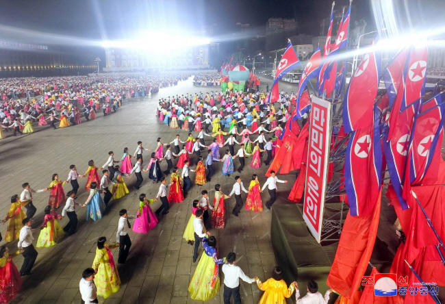 北 태양절… 도발 없이 축제만 북한은 지난 14일 평양 김일성광장에서 김일성 주석 생일 112주년을 기념해 청년 학생들의 야회 및 축포 발사가 열렸다고 조선중앙통신이 15일 보도했다.  연합뉴스