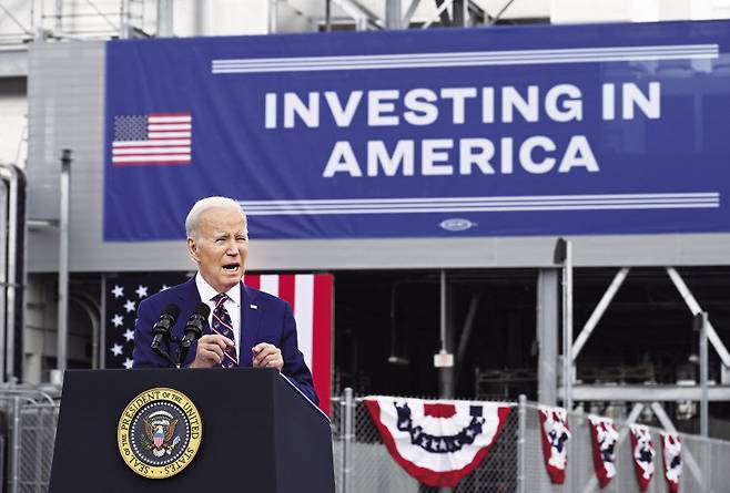 조 바이든 미국 대통령이 지난해 3월 28일 미국 노스캐롤라이나주 더럼에서 미국 내 투자 활성화를 위한 ‘인베스팅 인 아메리카(Investing in America)’ 투어를 시작하면서이 지역에 있는 반도체 제조 시설을 방문해 연설을 하고 있다.