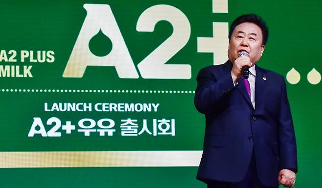 지난 15일 서울 용산구 그랜드 하얏트 서울에서 열린 서울우유 ‘A2 플러스(+) 우유’ 출시 행사에서 문진섭 조합장이 제품을 소개하고 있다. [서울우유협동조합 제공]