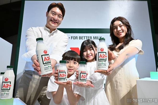 서울우유협동조합이 지난 15일 서울 용산구 그랜드 하얏트 서울 그랜드볼룸에서 '서울우유답게 A2플러스' 출시회를 진행한 가운데 모델들이 제품을 선보이고 있다. 임세준 기자