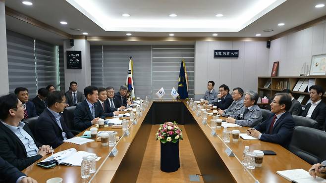 석종건 방위사업청장이 15~16일 경상남도 창원시와 사천시에 있는 항공우주분야 전문기업과 협력기업 등을 방문해 국방항공산업 중장기 계획을 논의했다. [방사청 제공]