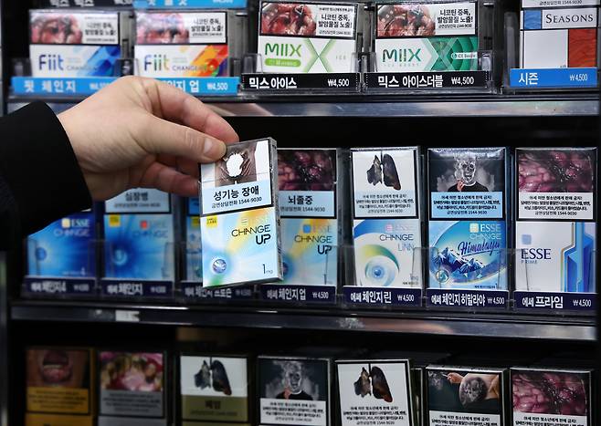 기획재정부는 지난해 국내 담배 판매량이 36억1000만 갑으로 전년(36억3000만 갑)보다 0.6% 감소했다고 밝혔다.[연합]