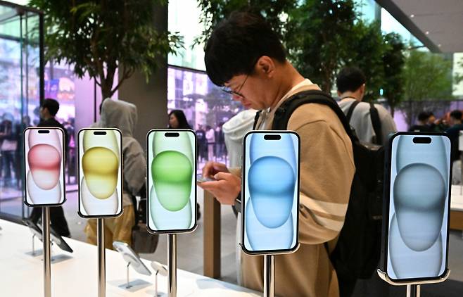 서울 중구 명동 애플스토어에서 고객들이 아이폰15를 살펴보고 있다. 임세준 기자