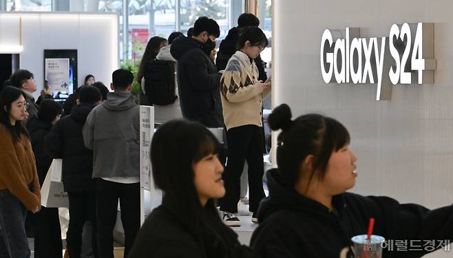 23일 서울 영등포구 타임스퀘어 내 갤럭시 스튜디오를 방문한 고객들이 갤럭시 S24 시리즈를 살펴보고 있다. 임세준 기자