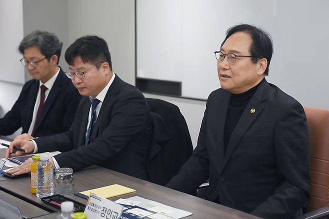 [서울=뉴시스] 정인교 산업통상자원부 통상교섭본부장이 21일 서울 마포구 일진제강에서 열린 철강업계 현장간담회에 참석해 인사말을 하고 있다. (사진=산업통상자원부 제공) 2024.02.21. photo@newsis.com *재판매 및 DB 금지