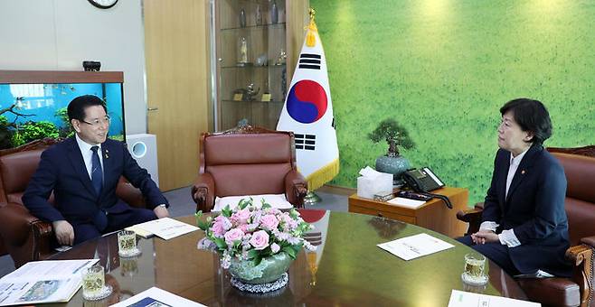 [무안=뉴시스] 송창헌 기자 =  김영록 전남지사가 16일 정부세종청사에서 송미령 농림축산식품부 장관을 만나 인공지능(AI) 첨단 농·축산업 융복합지구 조성과 대규모 영농형 태양광 공동 선도사업 등 전남 주요 현안 사업에 대해 건의하고 있다. (사진=전남도 제공) 2024.04.16 photo@newsis.com *재판매 및 DB 금지