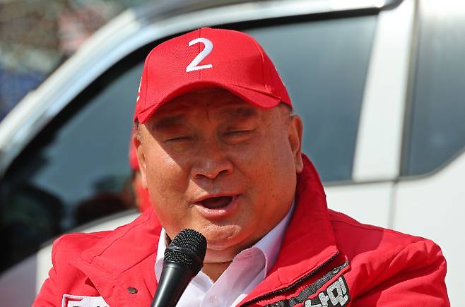 국민의힘 이상민 후보가 7일 대전 노은역광장에서 지지를 호소하고 있다. 연합뉴스