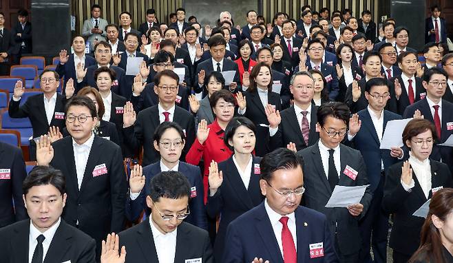 16일 국회에서 열린 국민의힘과 국민의미래 당선자 총회에서 제22대 국회의원 당선인들이 결의문을 채택하고 있다. 연합뉴스