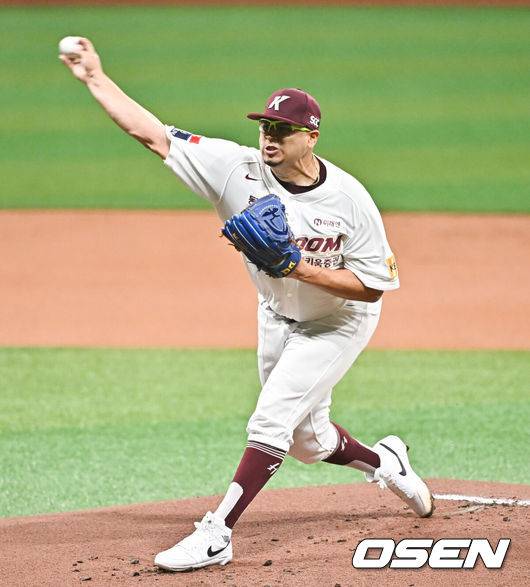 [OSEN=고척, 박준형 기자] 16일 오후 서울 고척스카이돔에서 ‘2024 신한 SOL BANK KBO리그’ 키움 히어로즈와 KT 위즈의 경기가 진행됐다.이날 키움은 후라도를 KT는 쿠에바스를 선발투수로 내세웠다.1회초 키움 선발투수 후라도가 역투하고 있다. 2024.04.16 / soul1014@osen.co.kr