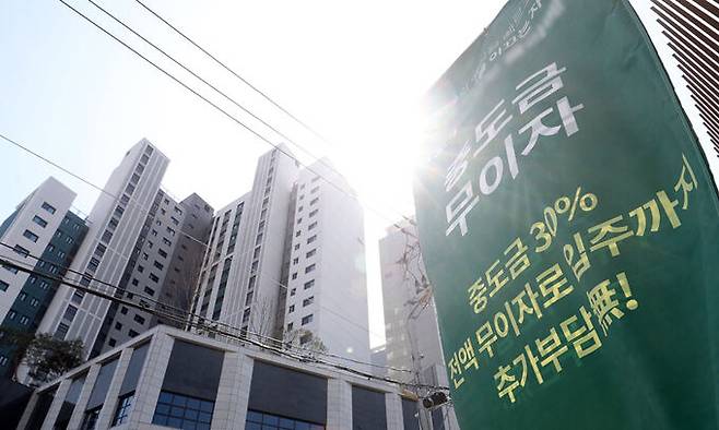 서울 시내의 한 미분양 아파트 분양 사무소 앞에 현수막이 게시돼 있다. 뉴스1