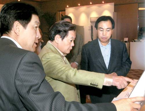 이건희 삼성 회장이 2005년 4월 이탈리아 밀라노에서 당시 주요 사장들을 소집해 ‘디자인 전략회의’를 열고 있다. 삼성 제공
