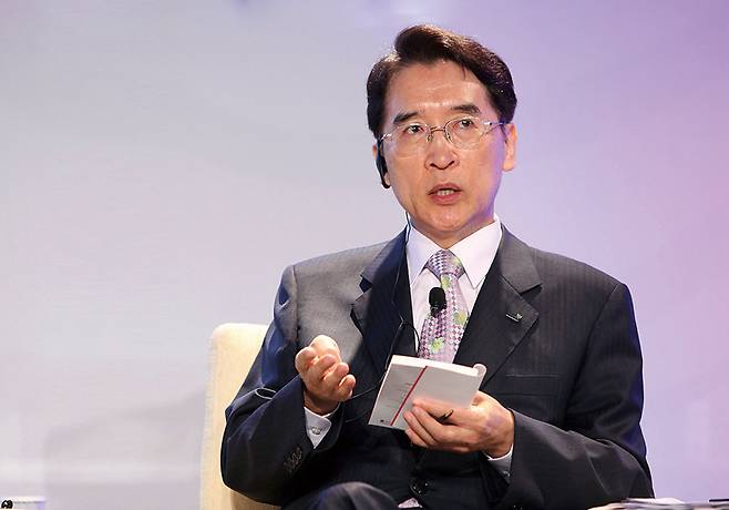 2013년 6월17일 서울 그랜드하얏트호텔에서 열린 제49차 세계보험협회 연차총회'글로벌 리더십 패널' 토론에서 신창재 교보생명 회장이 보험산업의 미래에 대한 견해를 밝히고 있다. ⓒ연합뉴스