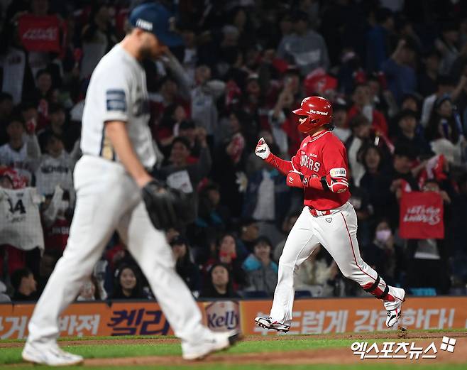 경상남도 창원NC파크에서 열린 2023 신한은행 SOL KBO 포스트시즌 SSG 랜더스와 NC 다이노스의 준플레이오프 3차전 경기, 2회초 2사 만루 SSG 최정이 만루 홈런을 날린 후 기뻐하고 있다. 엑스포츠뉴스DB