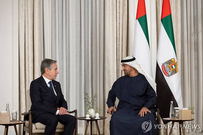 지난해 10월 14일 아부다비에서 회동한 셰이크 무함마드 빈 자예드 알 나흐얀 UAE 대통령(오른쪽)과 토니 블링컨 미국 국무부 장관 [EPA 연합뉴스 자료사진. 재배포 및 DB 금지]