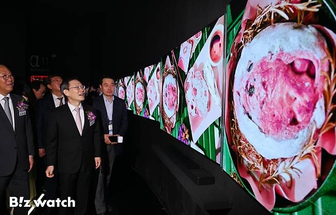 이종호 과학기술정보통신부 장관이 17일 오전 서울 강남구 코엑스에서 열린 '월드 IT쇼'에 참석해 LG전자를 관람하고 있다./사진=이명근 기자 qwe123@