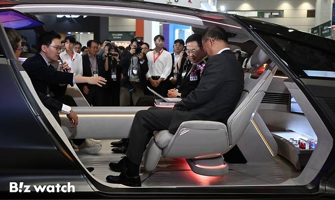 이종호 과학기술정보통신부 장관이 17일 오전 서울 강남구 코엑스에서 열린 '월드 IT쇼'에 참석해 LG전자 부스에서 자율주행 콘셉트카를 관람하고 있다./사진=이명근 기자 qwe123@