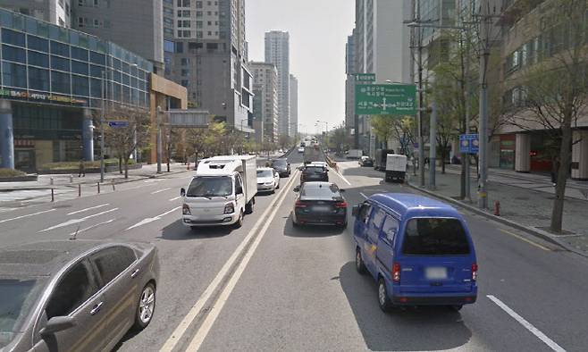 서울 용산구 효창공원 사거리에서 삼각지역 사거리 방향으로 이동하는 과정에서 등장하는 삼각지 고가차로. 왕복 4차로 도로가 고가차로에 들어서면서 2차로로 좁혀지면서 차량이 상습 정체하는 구간이다.(사진=구글맵 캡쳐)