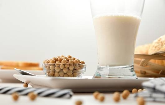 식물성 단백질이 풍부한 두유. 당 함량이 낮다면 더 건강하게 즐길 수 있다ㅣ출처: 게티이미지뱅크