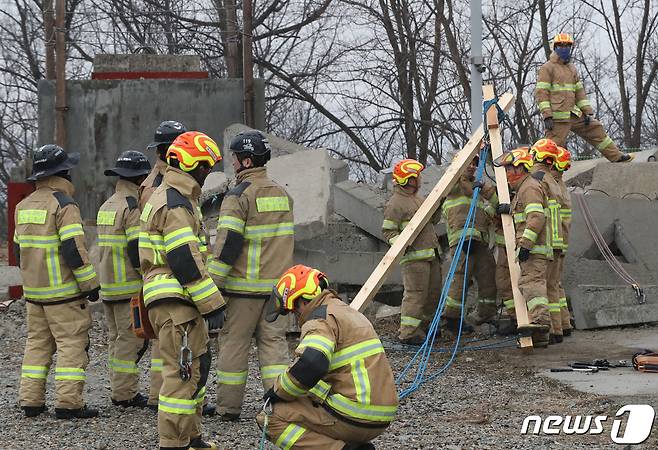 지난 달 경기 용인시 처인구 경기도소방학교에서 열린 '수도권 특수대응단 통합대응 훈련'에서 소방관들이 장비를 이용해 중량물을 옮기고 있다. ⓒ News1 김영운 기자