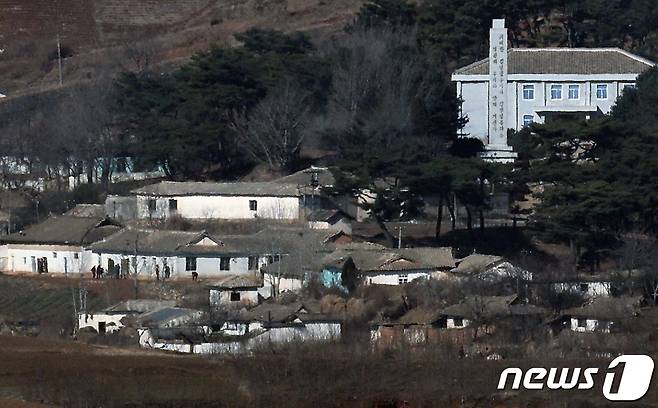 파주시 오두산 전망대에서 바라본 북한 선전마을. 2024.1.16/뉴스1 ⓒ News1 박정호 기자