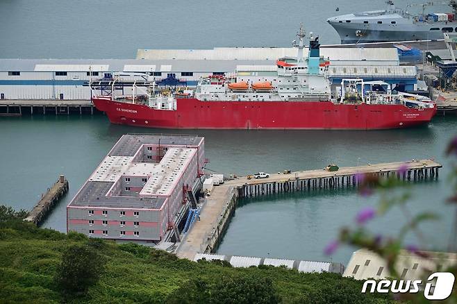 영국 남서부 해안 포틀랜드 항구 부두에 비비 스톡홀름 숙박 바지선이 정박 중이다. 이 선박에는 영국으로 넘어온 이주민들이 머물고 있는데, 현지인들과 인권 운동가들로부터 거센 비난을 받았다. 2023.08.07/ ⓒ AFP=뉴스1 ⓒ News1 권진영 기자