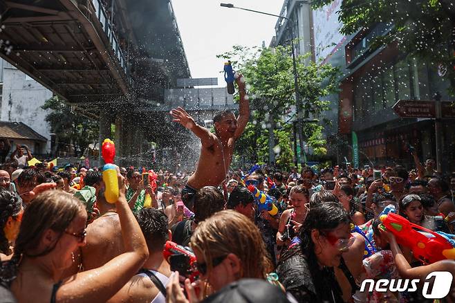 13일(현지시간) 태국 수도 방콕에서 송크란을 기념한 물 축제가 벌어지고 있다. 2024.4.13 ⓒ 로이터=뉴스1 ⓒ News1 강민경 기자