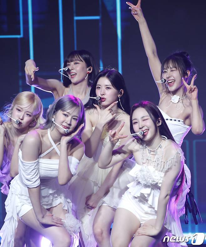 그룹 비웨이브(BEWAVE)의 제나와 아인, 윤슬, 레나, 지언 고운가 17일 서울 강남구 일지아트홀에서 가진 데뷔 앨범 ‘비:웨이브’(BE:WAVE) 쇼케이스에서 타이틀 곡을 선보이고 있다. 2024.4.17/뉴스1 ⓒ News1 권현진 기자