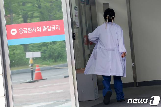 17일 서울 소재의 한 대학병원에서 한 의료진이 발걸음을 옮기고 있다. 2024.4.17/뉴스1 ⓒ News1 김성진 기자