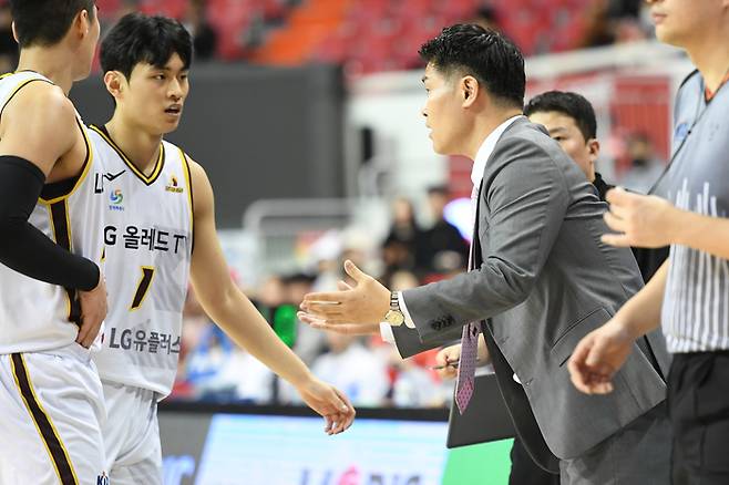 LG 조상현 감독이 유기상에게 작전을 말해주고 있다. 사진 | KBL