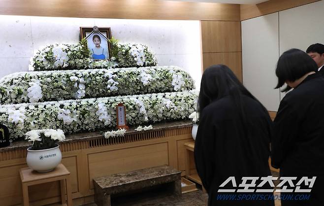 가수 故 박보람의 빈소가 차려진 15일 서울 송파구 서울아산병원 장례식장에 고인의 영정사진이 놓여 있다. 2024.4.15. <사진공동취재단>