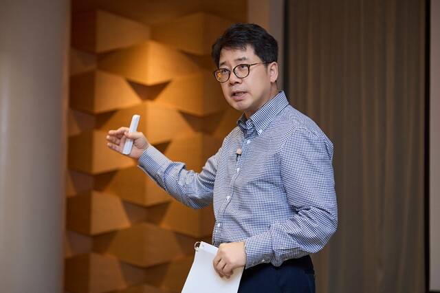 박상규 SK이노베이션 사장이 지난 12일 서울 광진구 워커힐호텔에서 임직원들과 워크숍을 가지고 포트폴리오 점검 등 경영 전략에 대해 설명했다. /SK이노베이션