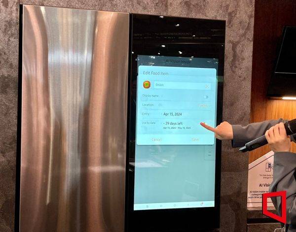 16일(현지시간) 밀라노서 열린 유로쿠치나 2024에서 삼성전자 'AI 비전 인사이드' 기술이 탑재된 '비스포크 AI 패밀리허브' 냉장고 모습. [사진=한예주 기자]