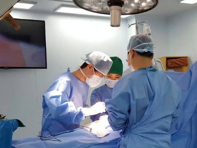 신승건 부산 연제구 보건소장이 2016년 국립중앙의료원에서 레지던트 수련을 받던 당시 수술하는 모습. /독자제공