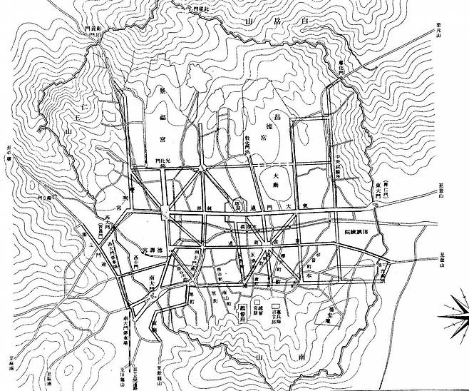 일제는 1910년 한일 강제병합 직후부터 식민지민에게 ‘문명’을 과시하겠다는 의도로 경성 시내의 도로 정비를 시작했다. 1912년
 11월 6일 ‘조선총독부관보’에 실린 경성 시구개정 노선도. 이 사업으로 골목에 가까웠던 길들이 폭을 넓히고 직선화했다. 
황금정통(을지로), 태평통(태평로), 남대문통(남대문로), 장곡천정통(소공로), 돈화문통(돈화문로), 의원통(창경궁로) 등이 이때
 만들어졌다. 사진 출처 국립중앙도서관 디지털컬렉션·국사편찬위원회 전자사료관