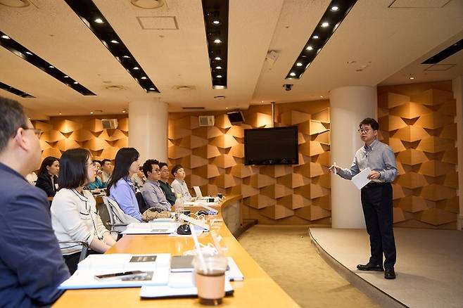 박상규 SK이노베이션 사장이 지난 12일 서울 광진구 워커힐호텔에서 열린 PL 워크숍에 참여해 강연하고 있는 모습. SK이노베이션