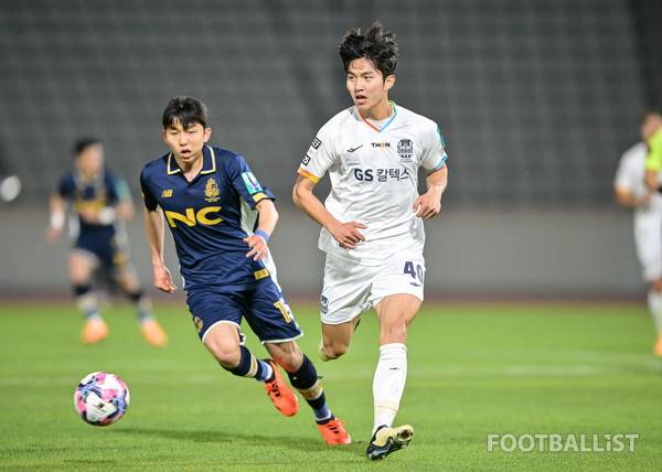 서재민(왼쪽, 서울이랜드), 박성훈(오른쪽, FC서울). 서형권 기자