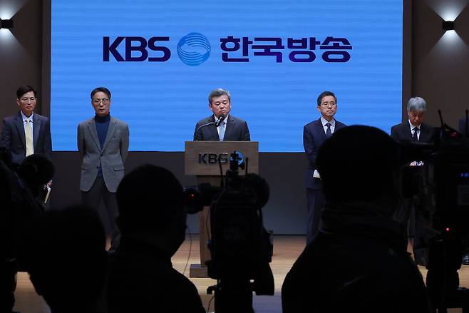 박민 신임 한국방송(KBS) 사장(왼쪽 둘째)과 임원진들이 지난해 11월14일 서울 여의도 한국방송아트홀에서 열린 ‘대국민 기자회견’에 참석해 발언하고 있다. 백소아 기자 thanks@hani.co.kr