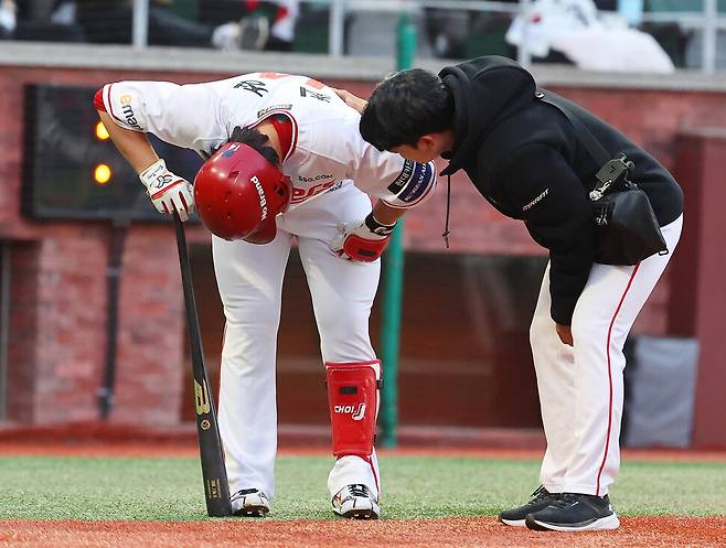 에스에스지(SSG) 랜더스 최정(왼쪽)이 17일 인천 SSG랜더스필드에서 열린 2024 KBO리그 기아(KIA) 타이거즈와 경기 1회말 2사 뒤 상대 선발 윌리엄 크로우의 공에 맞고 괴로워하고 있다. 연합뉴스