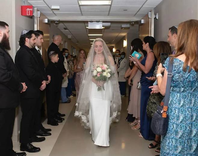 엘리자베스 린드(31)는 아버지가 ‘중피종’ 때문에 결혼식을 참석하지 못하자, 작년 6월 미국 맨해튼의 한 병원에서 결혼식을 올렸다./사진=엘리자베스 린드 SNS