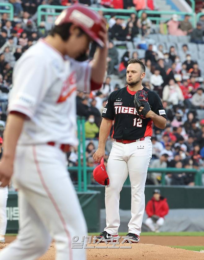 2024 프로야구 SSG 랜더스와 KIA 타이거즈의 경기가 17일 오후 인천 SSG랜더스필드에서 열렸다. 1회말 2사 크로우가 최정을 몸에 맞는 공으로 내보낸 뒤 모자를 벗어 사과 의사를 전하려 하고 있다. 인천=김민규 기자 /2024.04.17/