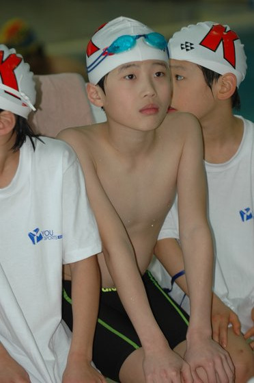초등학교 5학년이던 2014년 수영강습을 받고 있는 황선우. 사진 올댓스포츠