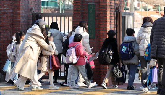 지난달 4일 오전 늘봄학교가 시행된 서울 시내 한 초등학교에서 개학을 맞이한 학생들이 등교하고 있다. 뉴스1