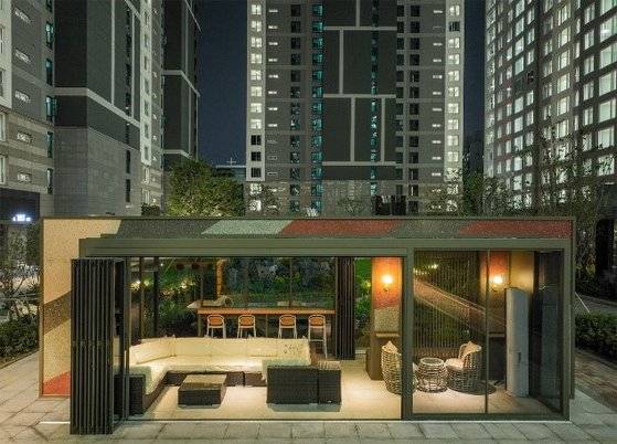 수거된 플라스틱 용기 분쇄물과 초고강도 콘크리트를 혼합한 건설 자재는 공동주택 시설물에도 적용됐다. 사진 아모레퍼시픽