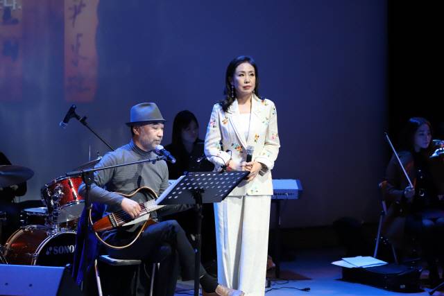 ▲ 세월호 참사 추모곡을 노래하고 있는 주세페 김 예술감독과 팝페라 가수 구미꼬 김 부부의 모습.