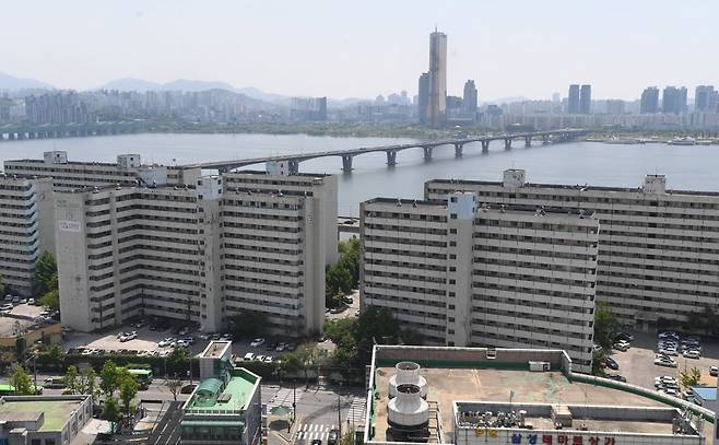 서울 용산 산호아파트 재건축조합은 지난 15일 시공사 입찰을 마감했지만 수익성 악화를 우려한 건설사들이 참여하지 않았다. 산호아파트 모습./한경DB