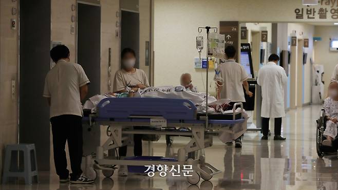 의대 증원을 놓고 의료계와 정부의 강 대 강 대치가 이어지고 있는 17일 서울의 한 대형 병원에서 환자와 의료진이 엘리베이터를 기다리고 있다. 정효진 기자