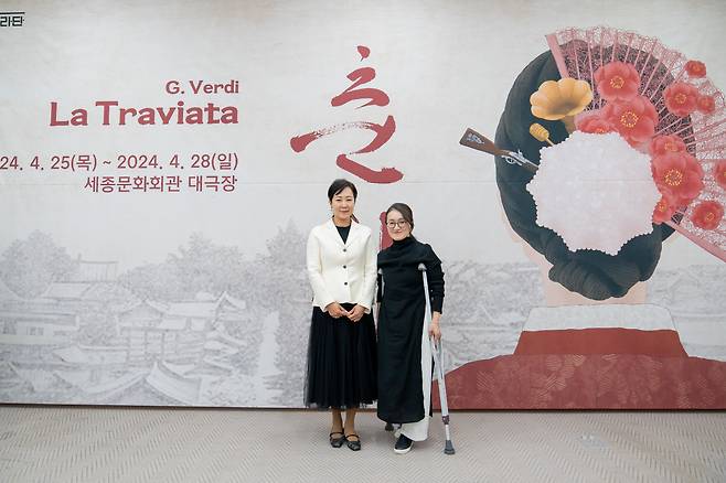 Park Hye-jin (left), artistic director of the Seoul Metropolitan Opera, and Lee Ray, director of "La Traviata: Chun Hee" pose for photos at a press conference in Seoul, Tuesday. (Sejong Center for the Performing Arts)