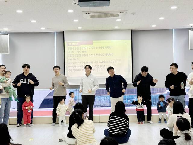 영아부의 아버지들이 예배를 이끄는 장면.   더라이프지구촌교회 제공