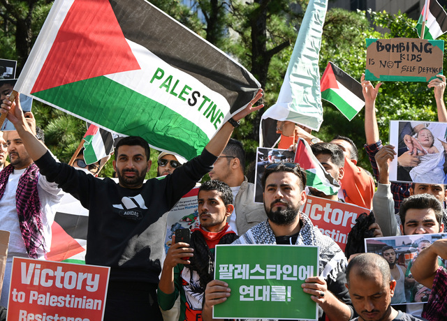 국내 이슬람 단체인 한국의 이슬람과 노동자 연대 회원들이 2023년 10월 11일 서울 중구 파이낸스빌딩 앞에서 하마스를 지지하는 집회를 열고 이스라엘 공습에 대한 규탄과 팔레스타인 연대 구호를 외치고 있다. 윤웅기자