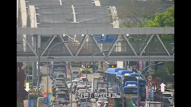 3·4차로 부분 통제로 인해 여전히 정체가 이어지고 있는 한강대교 남단 / 사진=서울시 교통정보 시스템 TOPIS 캡처